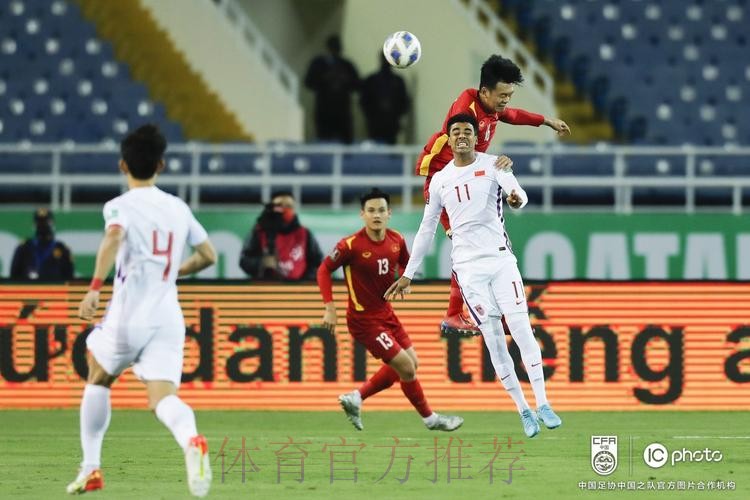 十二强赛第八轮 中国队1-3负于越南队